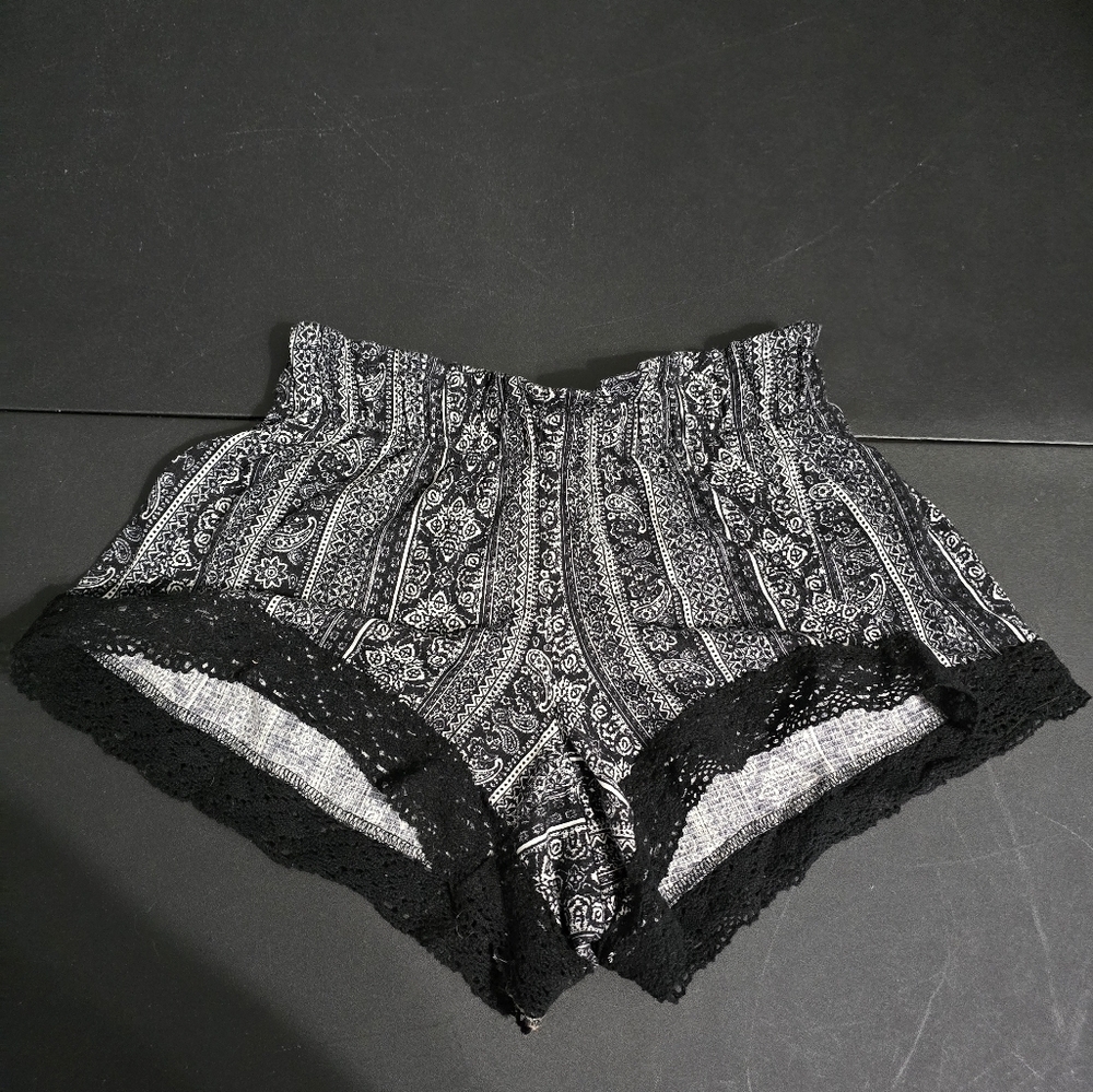 No Boundaries Black and White Patterned Shorts with Lace Trim Womens Size XXS 00